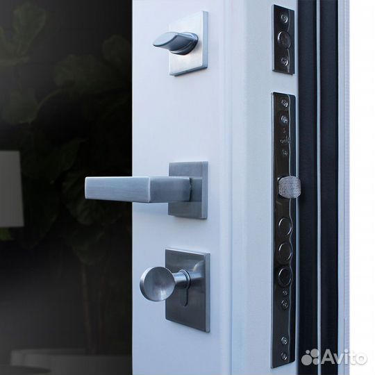 Дверь металлическая зеркалом