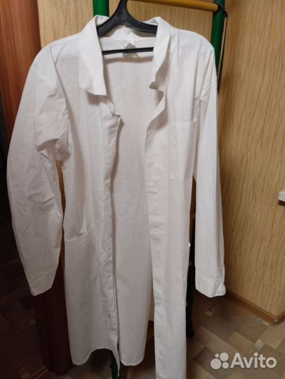 Белый мужской медицинский халат