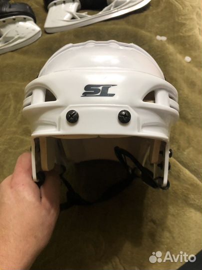 Хоккейный шлем