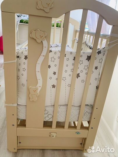 Детская кроватка с маятником