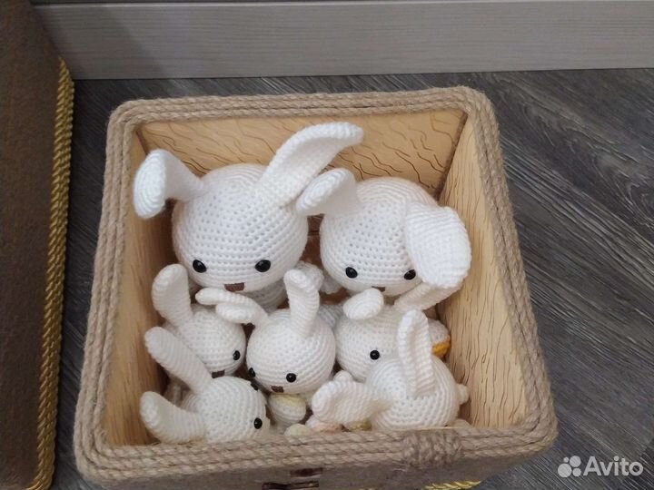 Коробка ручной работы из джута и игрушки вязаные