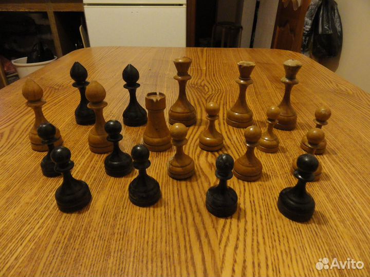 Старые шахматные фигурки