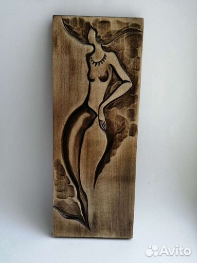 Резное панно из дерева