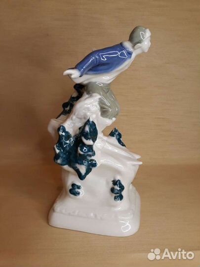Фарфоровая статуэтка Лыжник