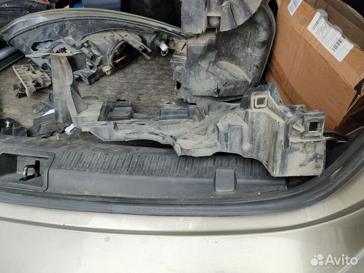 Кронштейн крепления фары,правый, подфарник Fluence