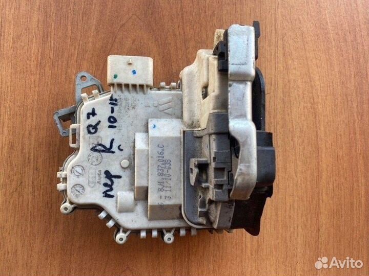 Замок двери передний правый Audi Q7