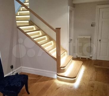 Деревянная лестница с подсветкой