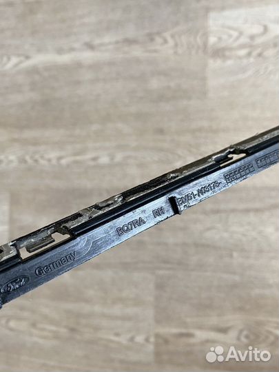 Держатель молдинга лобового стекла Ford Focus 3