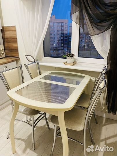 Стол со стульями на кухню