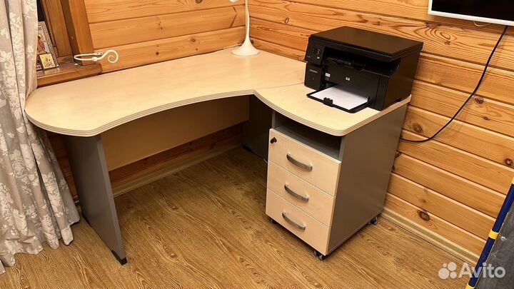 Угловой письменный стол дэфо