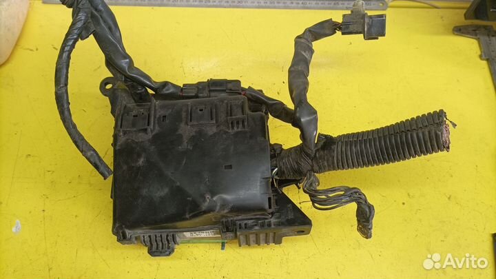 Подкапотный блок предохранителей Mitsubishi Lancer