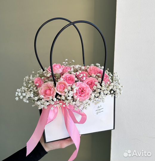 Сумочка с кустовыми розами и гипсофилой