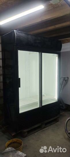 Большой холодильник витринный