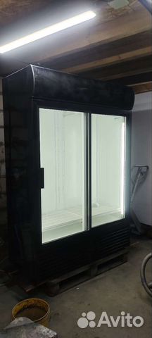 Большой холодильник витринный