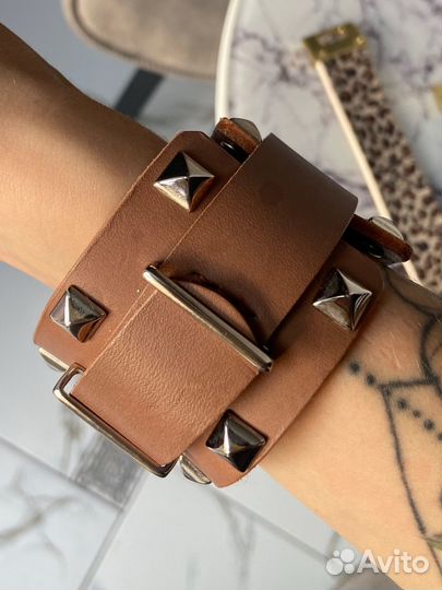Широкий кожаный браслет с пирамидками в стиле SRB