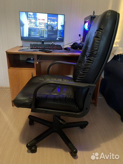 Кожаное компьютерное кресло