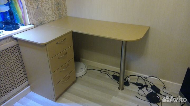 Письменный стол с тумбой