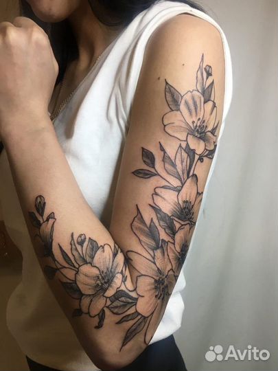 Тату-мастер девушка