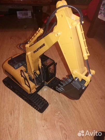 Экскаватор на радиоуправлении