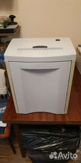 Уничтожитель бумаги шредер HSM