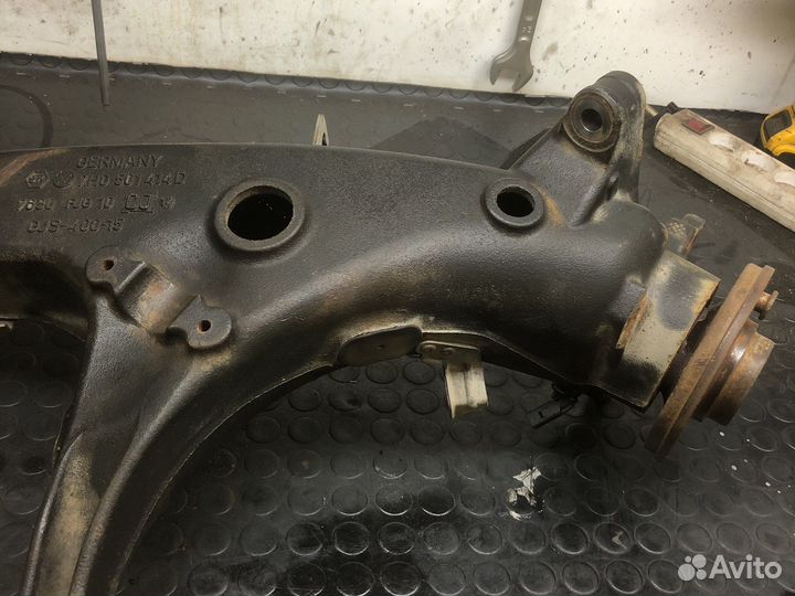 Кулак задний правый Volkswagen Transporter T5