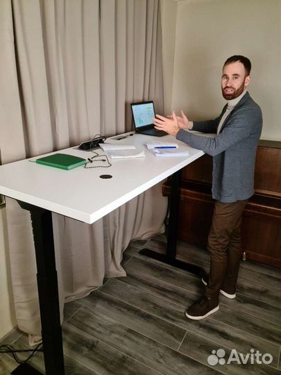 Стол регулируемый по высоте