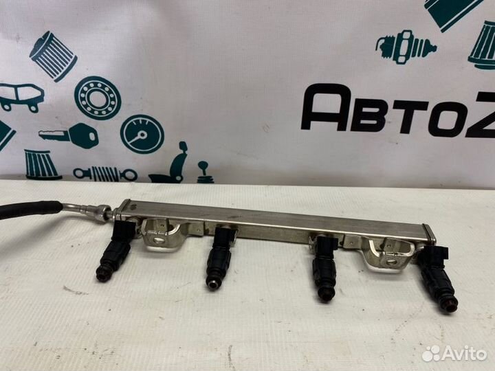 Рампа топливная с форсунками Ford Focus седан qqdb