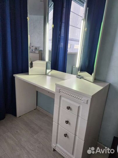 Туалетный столик трюмо с зеркалом