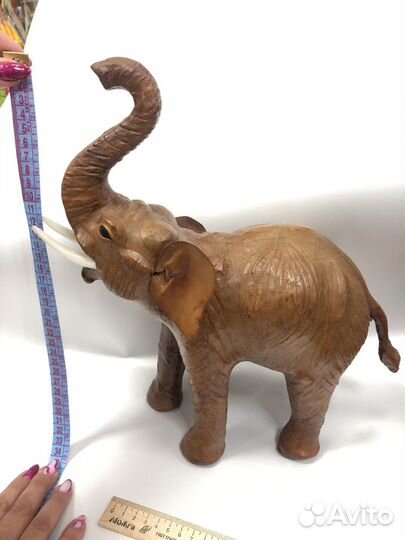 Статуэтка слон выполнен из кожи
