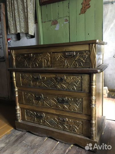 Старинный деревянный антикварный комод