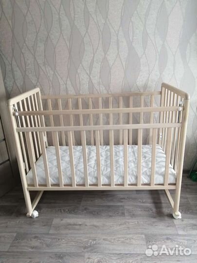 Детская кроватка с маятником