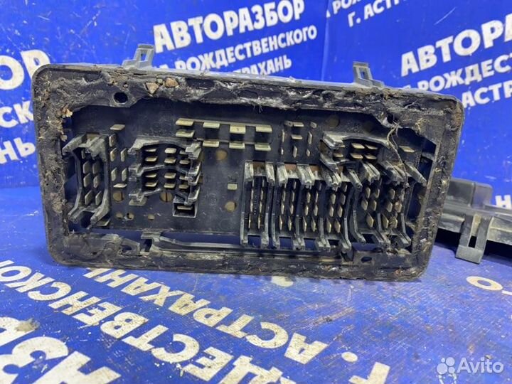 Блок предохранителей Audi 80 седан 1991