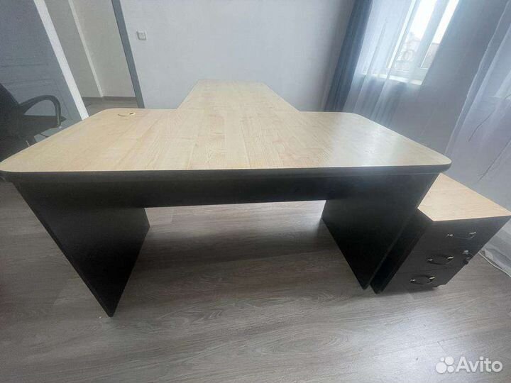 Стол руководителя с брифингом