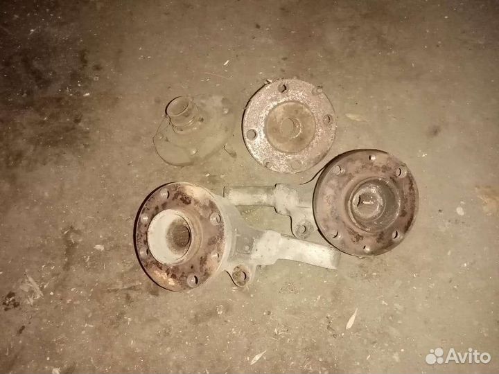 Поворотный кулак 2141