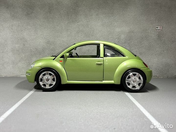 Модель автомобиля VW New Beetle 1998 1:18 Bburago