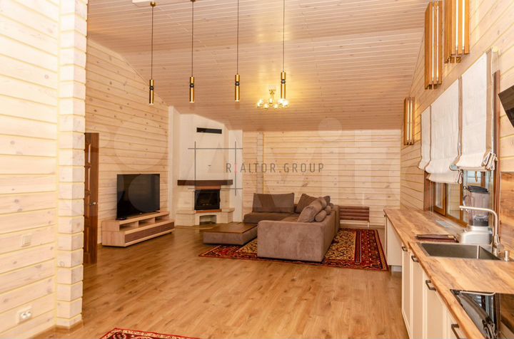 Коттедж 182 м² на участке 7 сот.