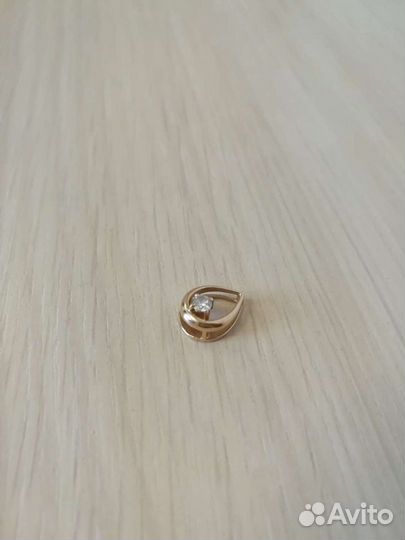 Золотой кулон с фианитом