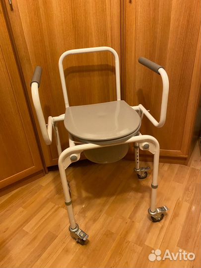 Стул-кресло с санитарным оснащением
