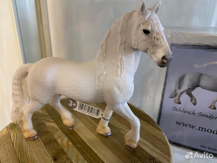 Белый фриз Schleich