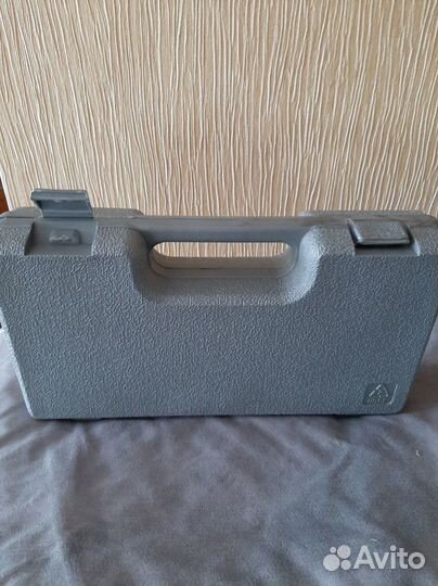 Аккомуляторная отвертка с битами и головками