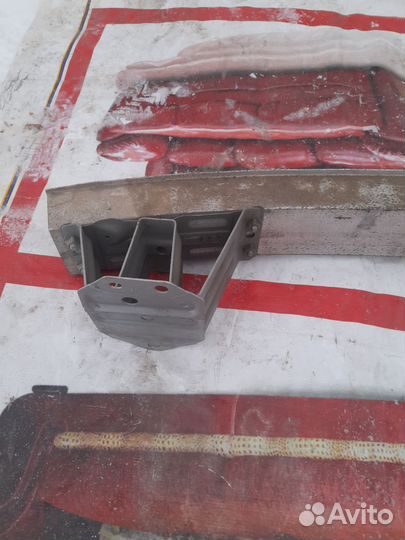 Усилитель бампера Toyota avensis 2003-2010 год