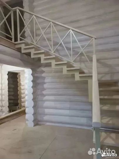 Лестница на ломаных косоурах