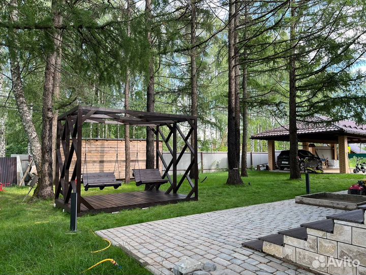 Деревянные качели для загородного дома