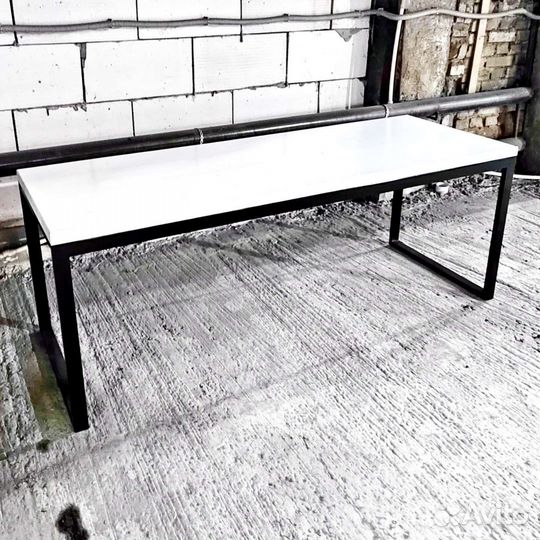 Компьютерный стол белый в стиле лофт