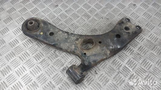 Рычаг передний нижний левый toyota verso AR2 (AVN2