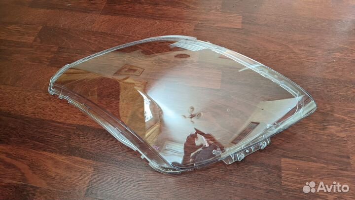 Стекло правой фары Suzuki Swift lll