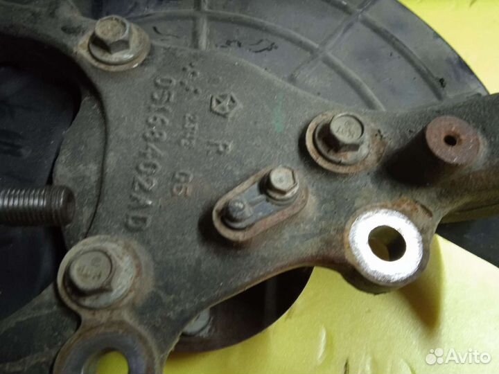 Поворотный кулак левый chrysler C300