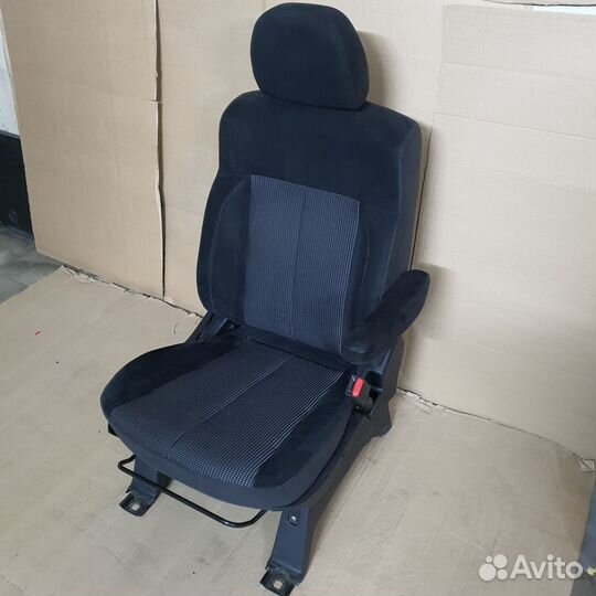 Водительское сидение delica d5