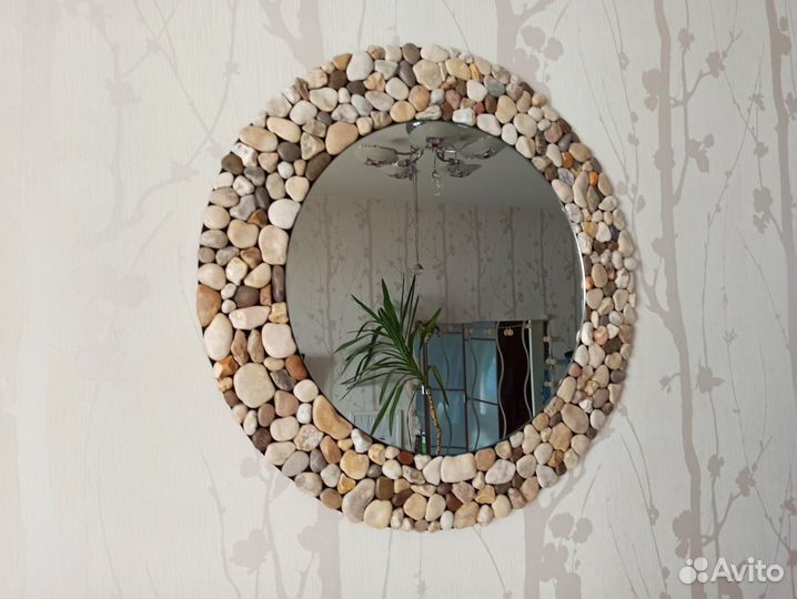 Зеркало в раме из гальки
