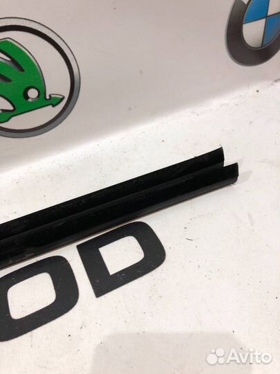 Уплотнитель стекла передний правый Skoda Octavia